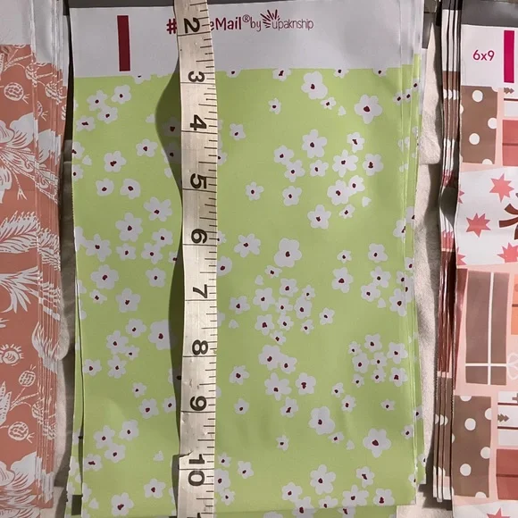 Bundle of 30 Poly Mailers – 6x9” Floral + Gift Wrap Designs New - Picture 2 of 3